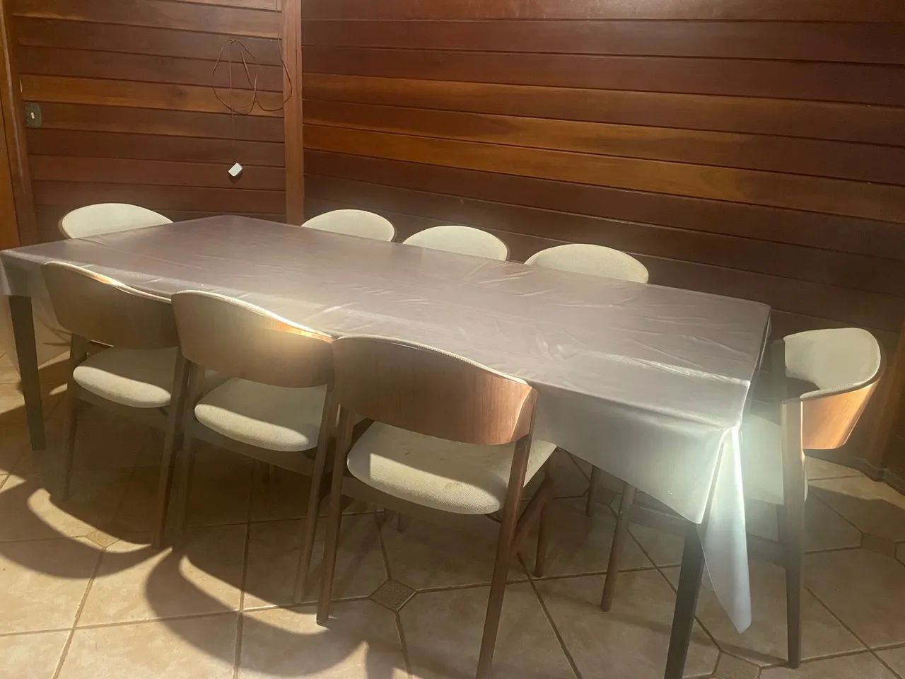 Mesa de madeira, com 8 cadeiras confortáveis  