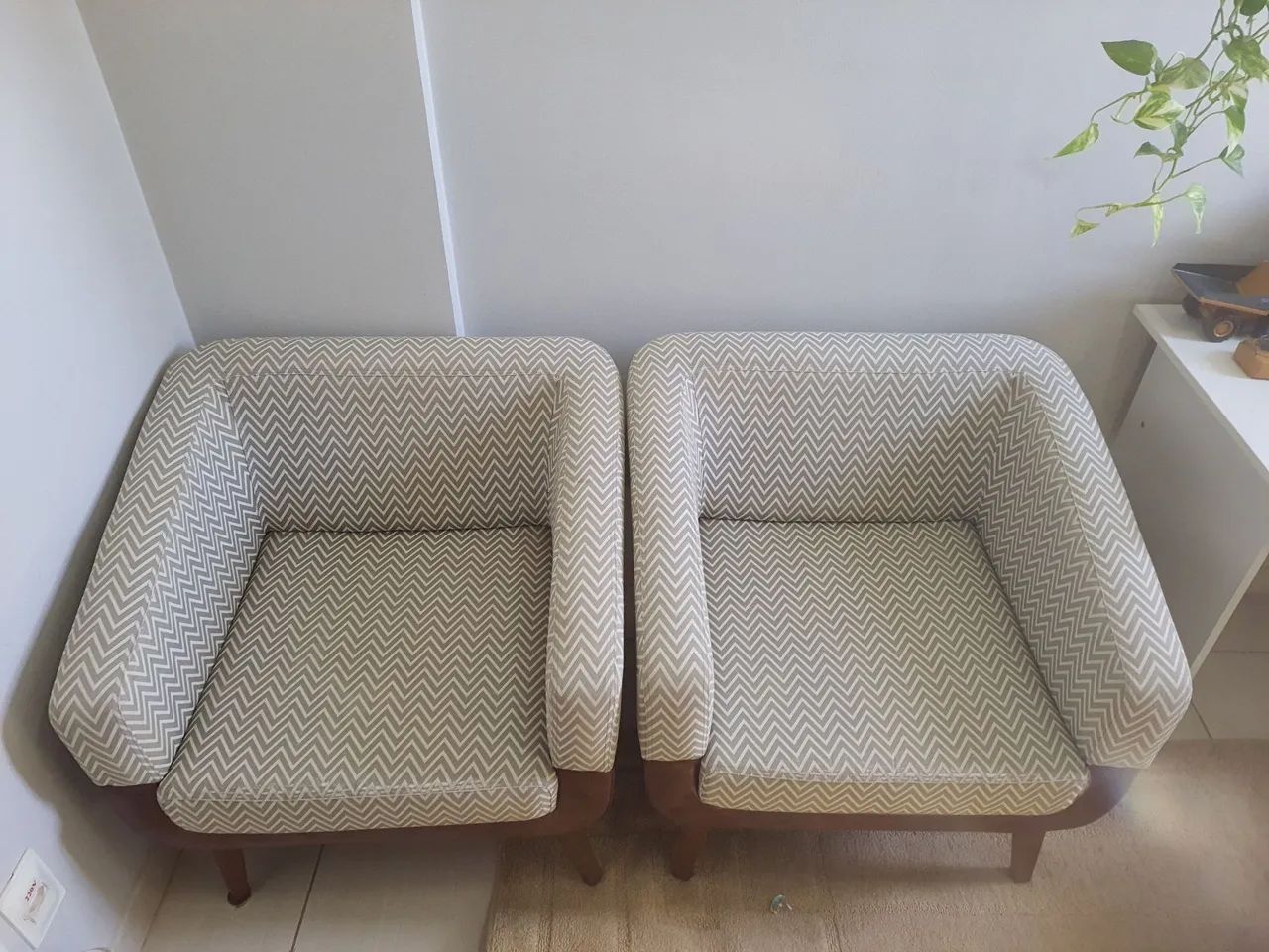 2x kit Poltronas couro Tironi  sala recepção confortável 