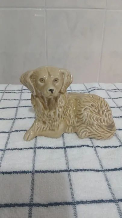 Linda escultura de cachorro em cerâmica