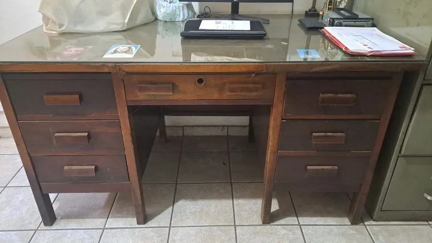 Mesa de escritório em madeira