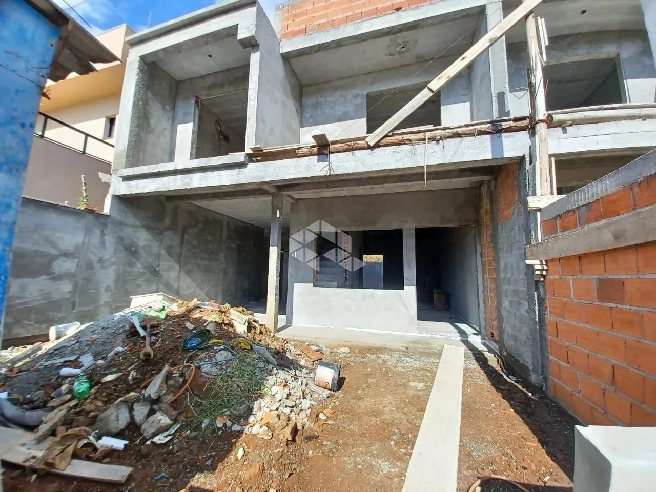 Sobrado em construção com 140m² área construída 3 dormitórios 1 suíte 2 vagas, Mont Serat
