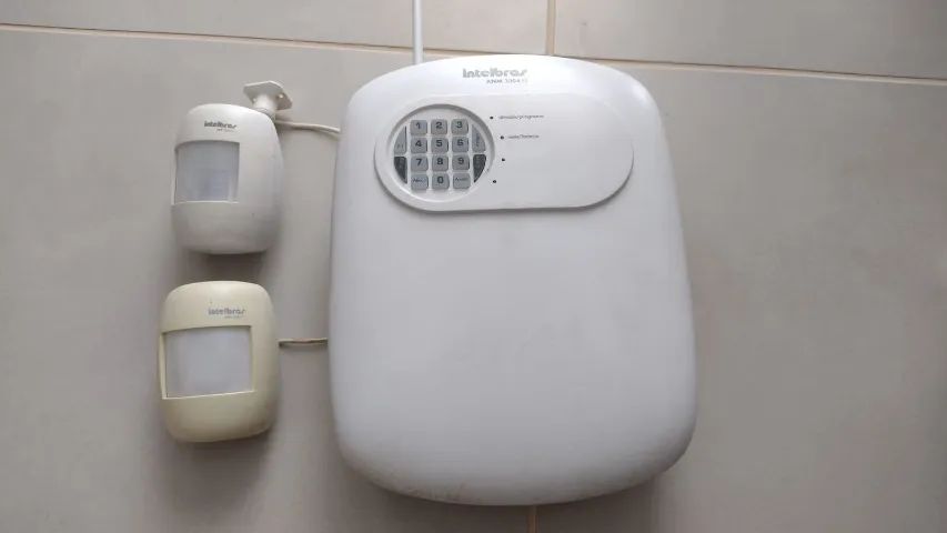 Vendo Central De Alarme Intelbras ANM 3004ST com 2 sensores. - Foto 3