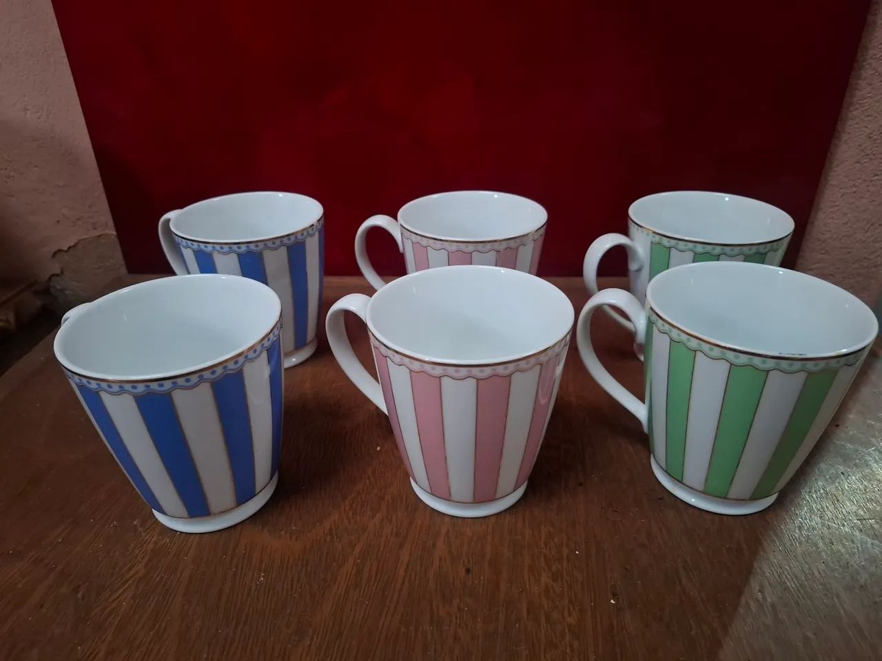 Canecas listradas e coloridas