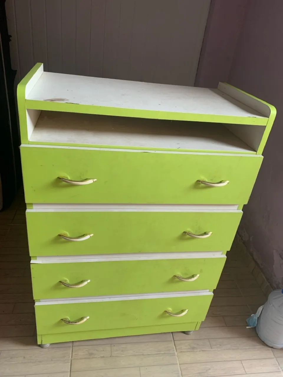 Cômoda Verde com Gavetas - Organização e Estilo!
