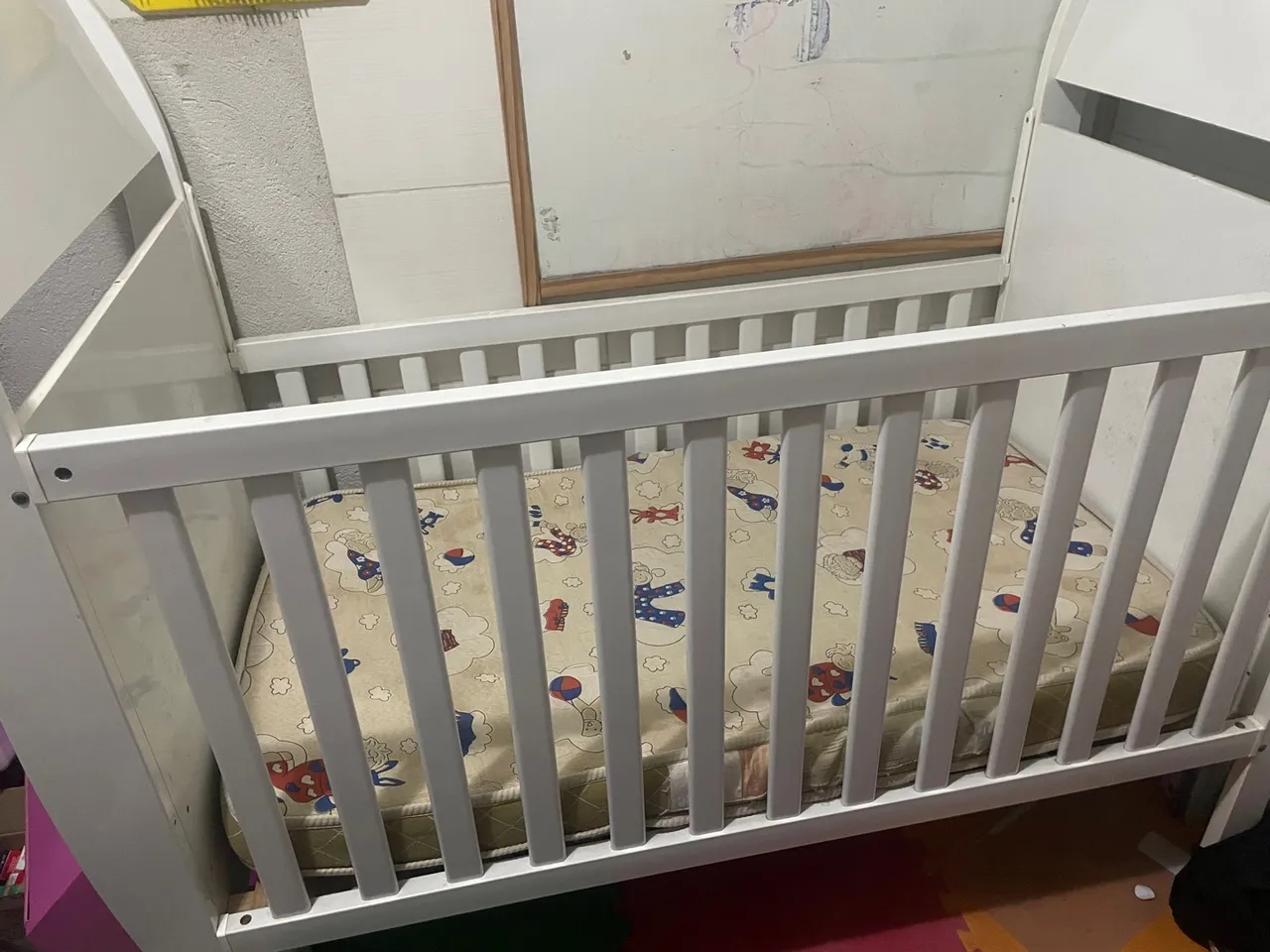 Berço de Bebê Branco com Colchão