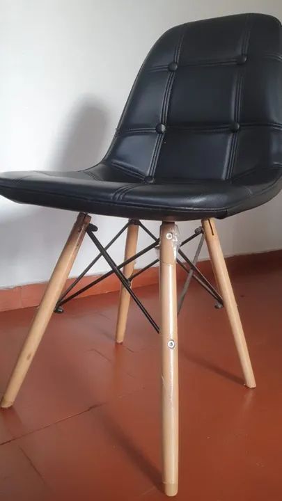 Cadeira Eames Botonê Preta - Base de Madeira Natural - Foto 2
