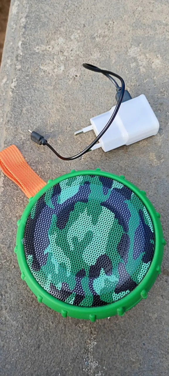 Caixa de som portátil Bluetooth camuflada