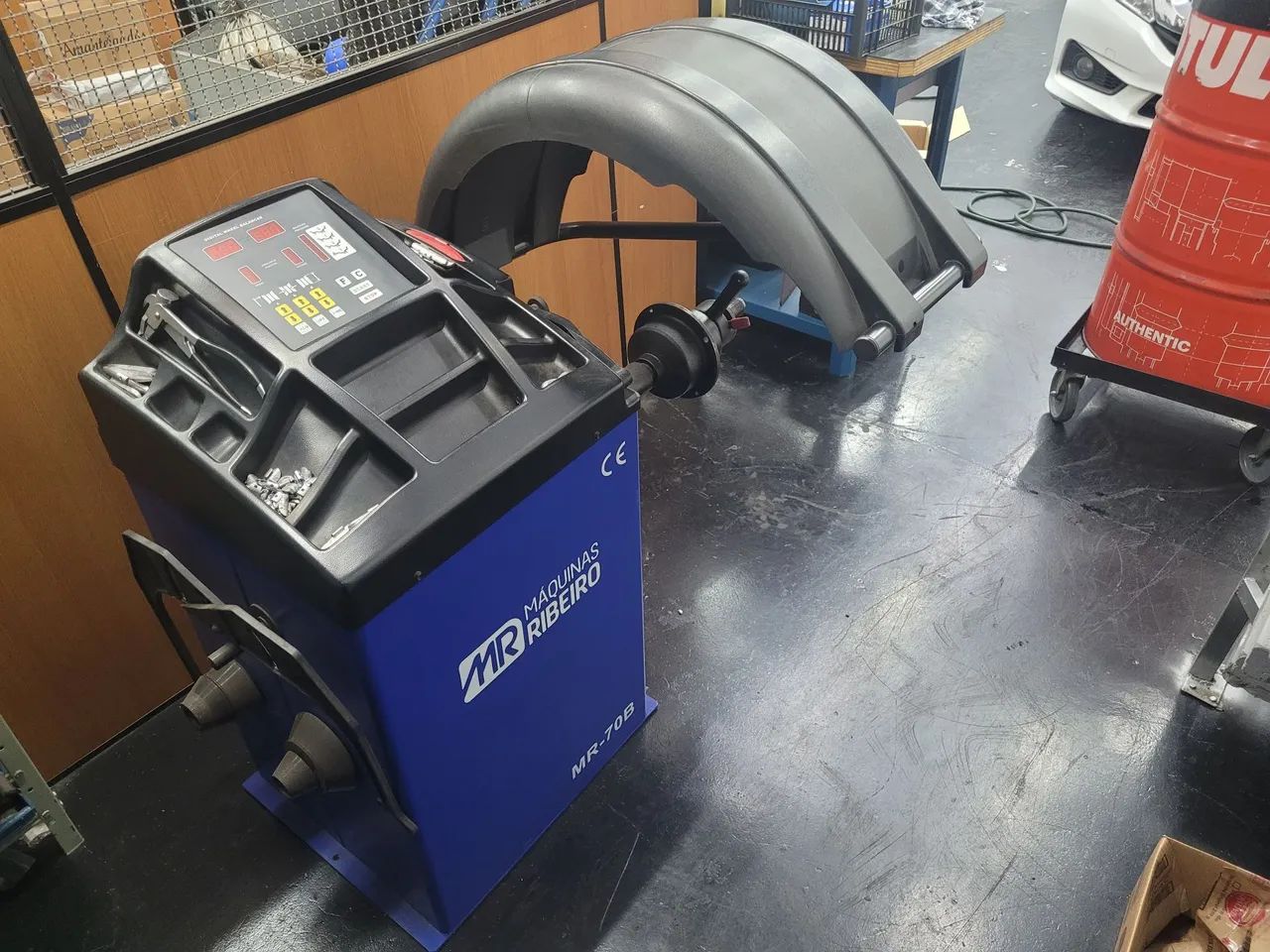 Máquina de balanceamento de pneus MR-7070B