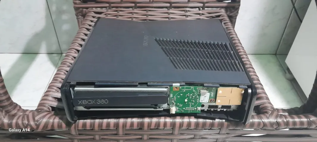 Xbox 360 Slim + Kinect (NÃO SEI SE FUNCIONA) | Somente Peças