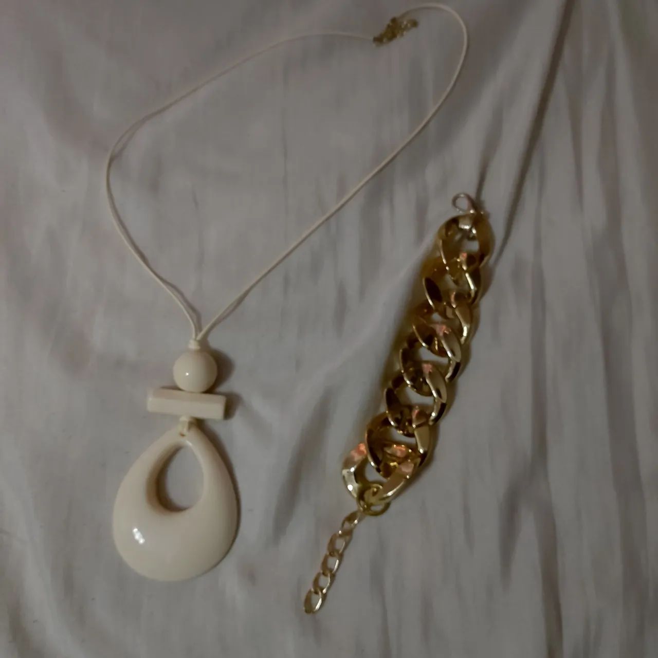 colar longo bege + pulseira 