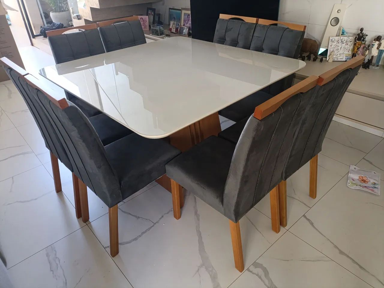 Mesa de Jantar Quadrada com 8 Cadeiras Estofadas linda 