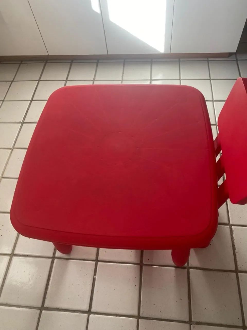 Mesa infantil de plástico resistente vermelha