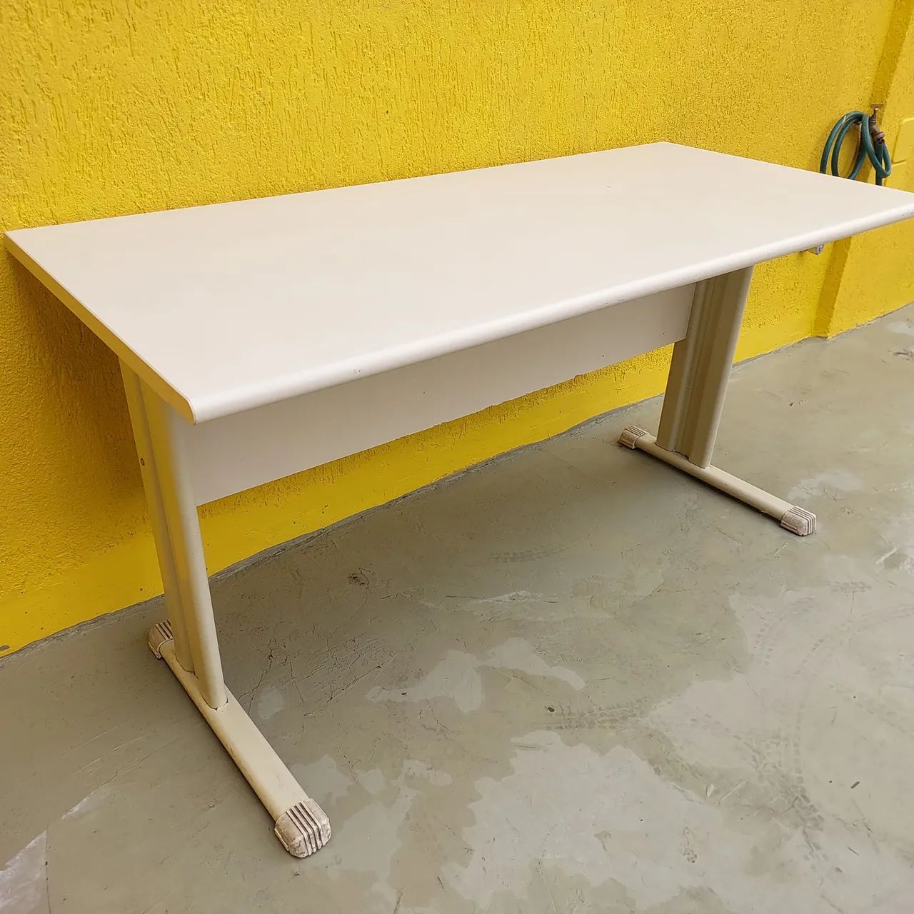 Mesa escritório bege 1.50cm - Foto 2
