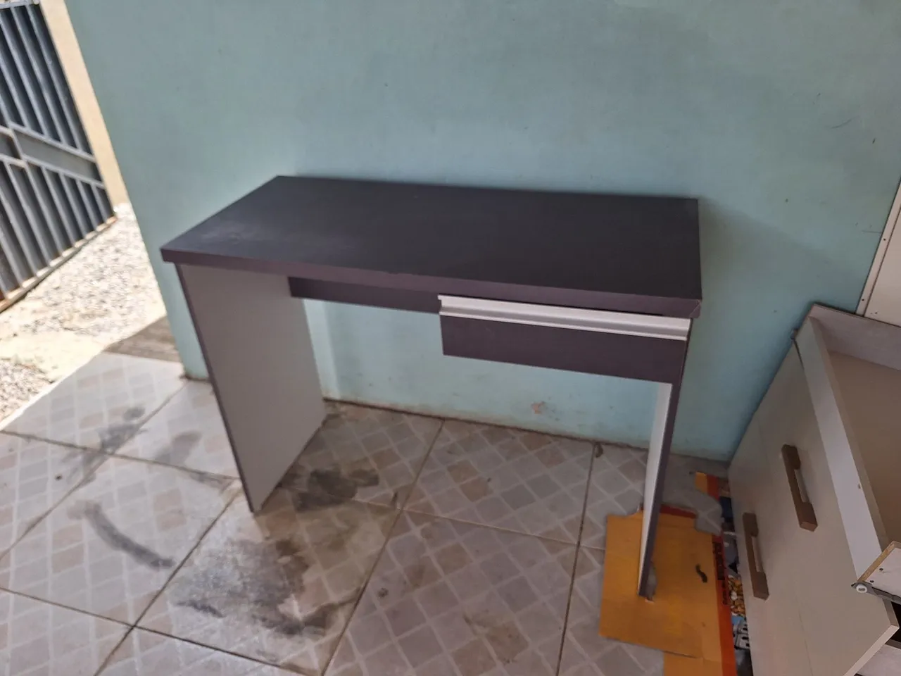 Escrivaninha com gaveta