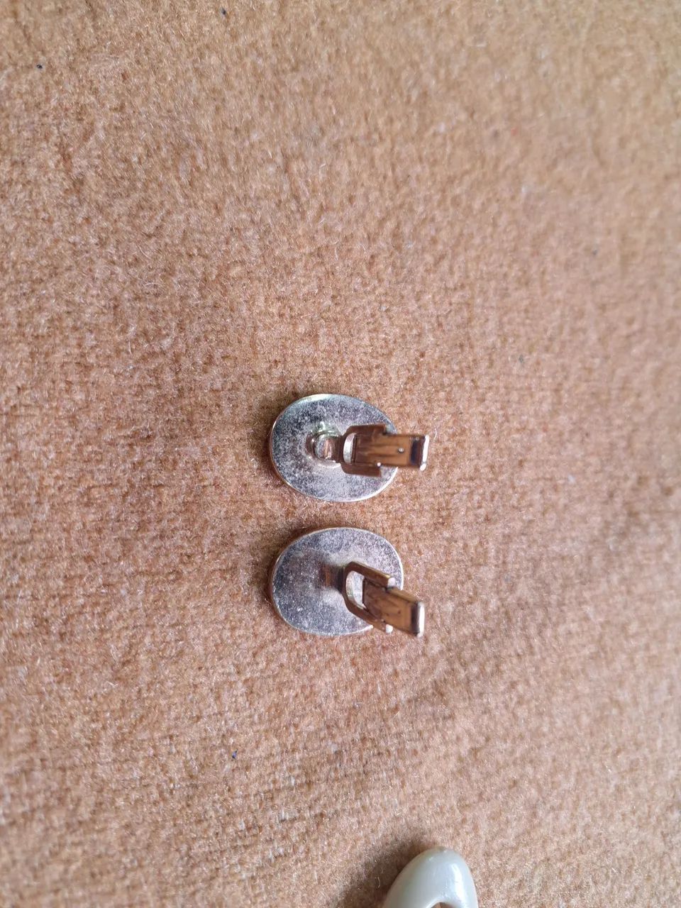 Abotoaduras douradas com prendedor de gravata  - Foto 4