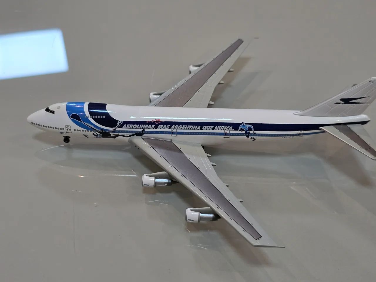 OoMiniatura Aerolíneas Argentinas Boeing 747  Escala 1/400 Dragon wings  - Foto 4