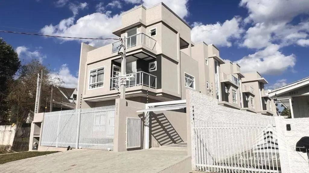 Sobrado a venda no Xaxim, 3 dormitórios, 1 vaga de garagem