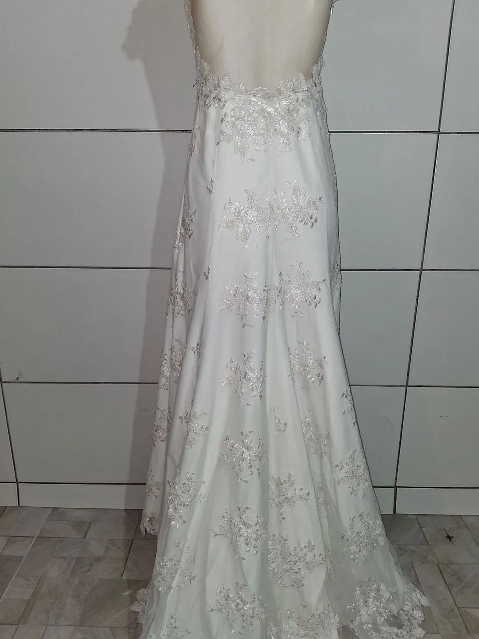 Vestido de noiva elegante com detalhes em renda - Foto 5