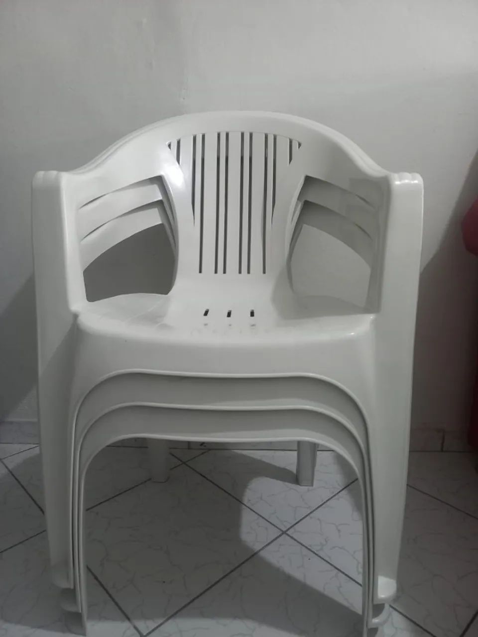 3 Cadeiras de plástico