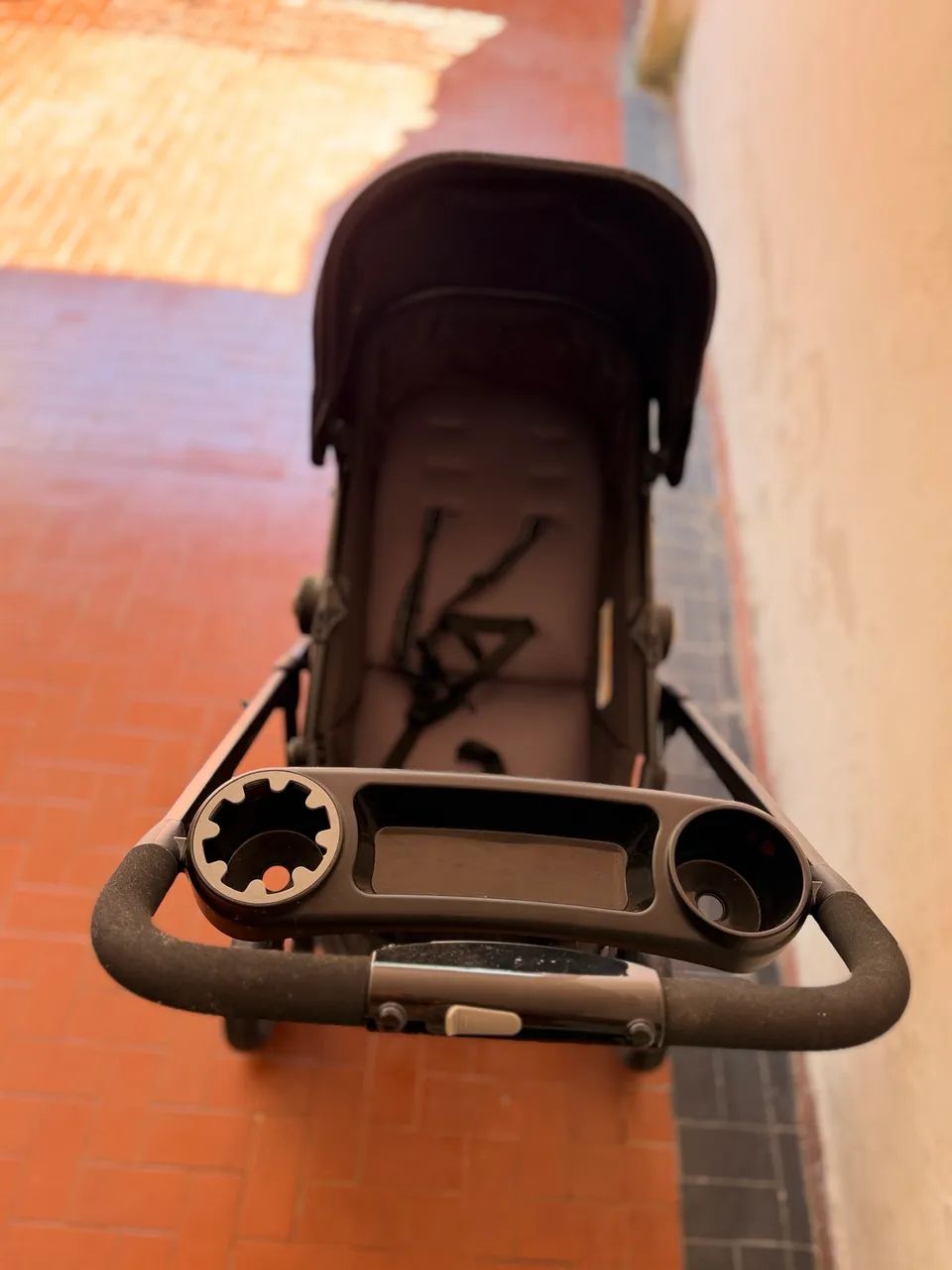 Carrinho de bebê com bebê conforto 