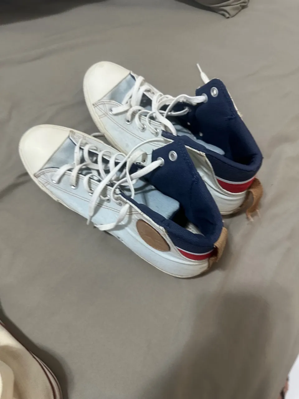 Tênis Azul e Branco Estiloso