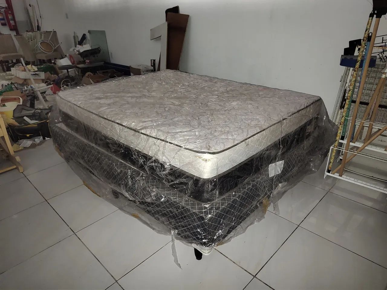 Cama de casal pouco usada. 