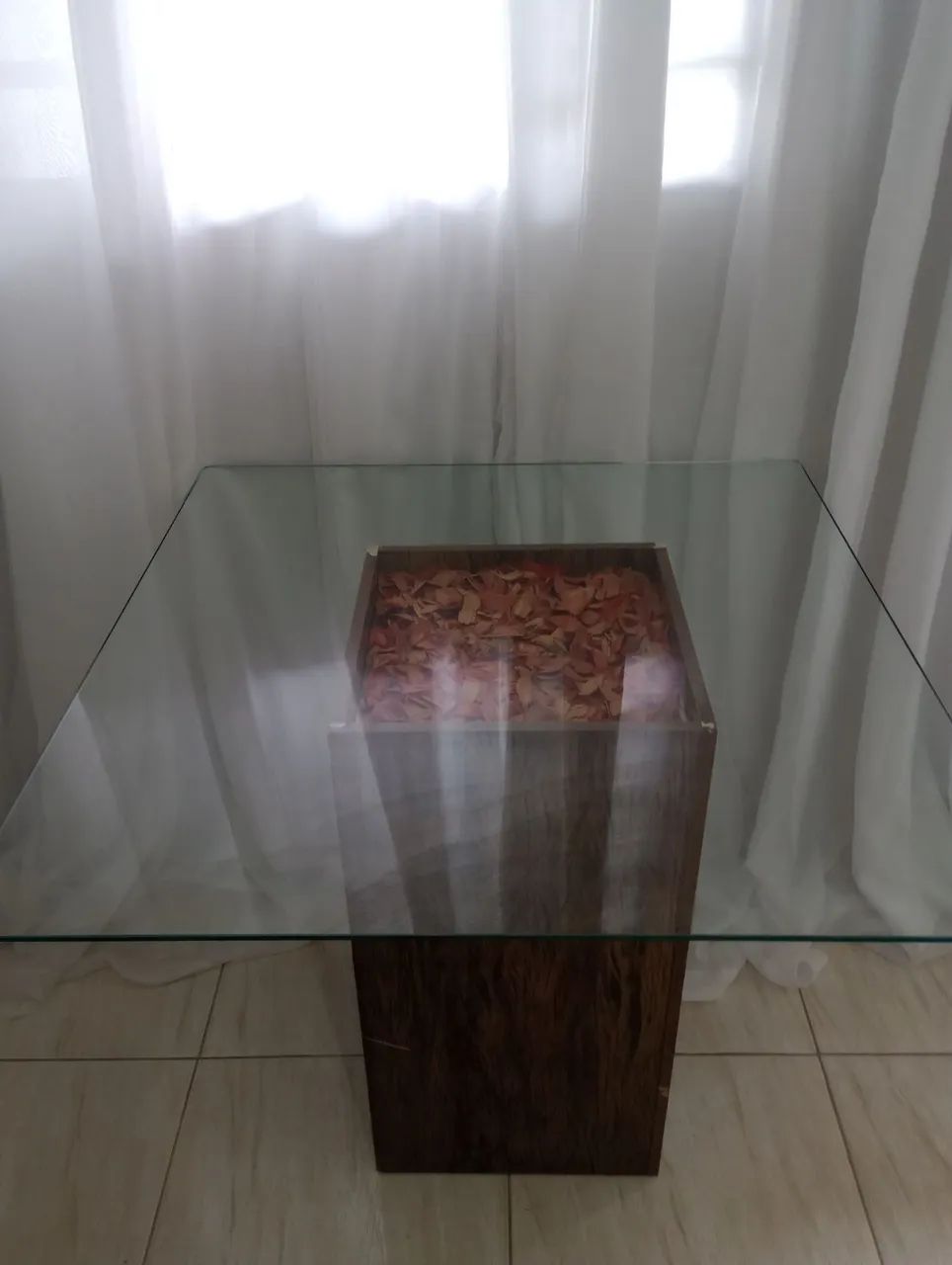 Mesa de jantar com base de madeira e tampo de vidro