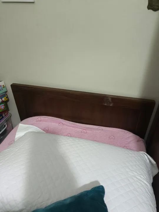 Cama antiga de solteiro de madeira maciça 