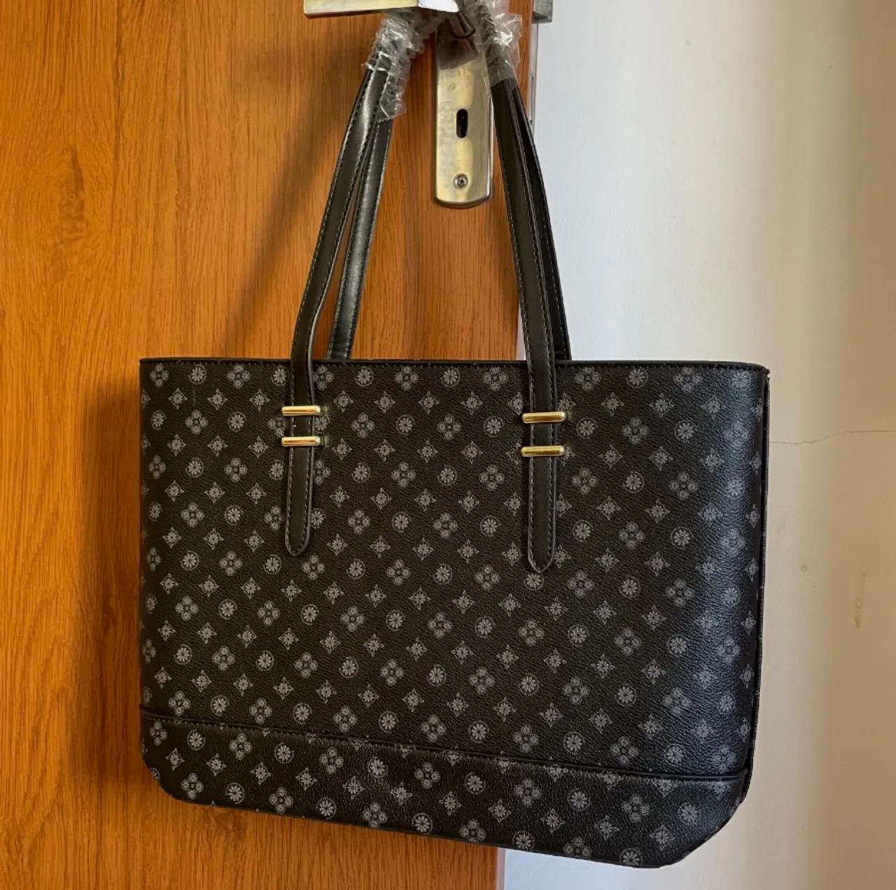 Bolsa de ombro preta com estampa