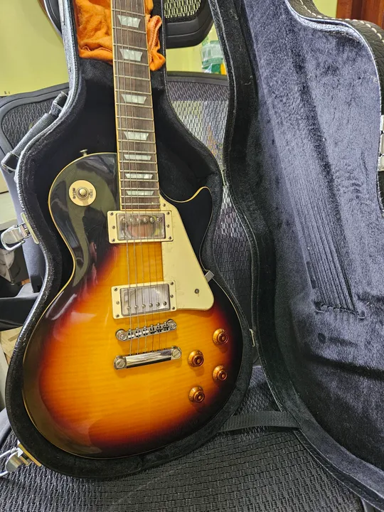 Guitarra Epiphone Les Paul Standard Pro (com hard case). 