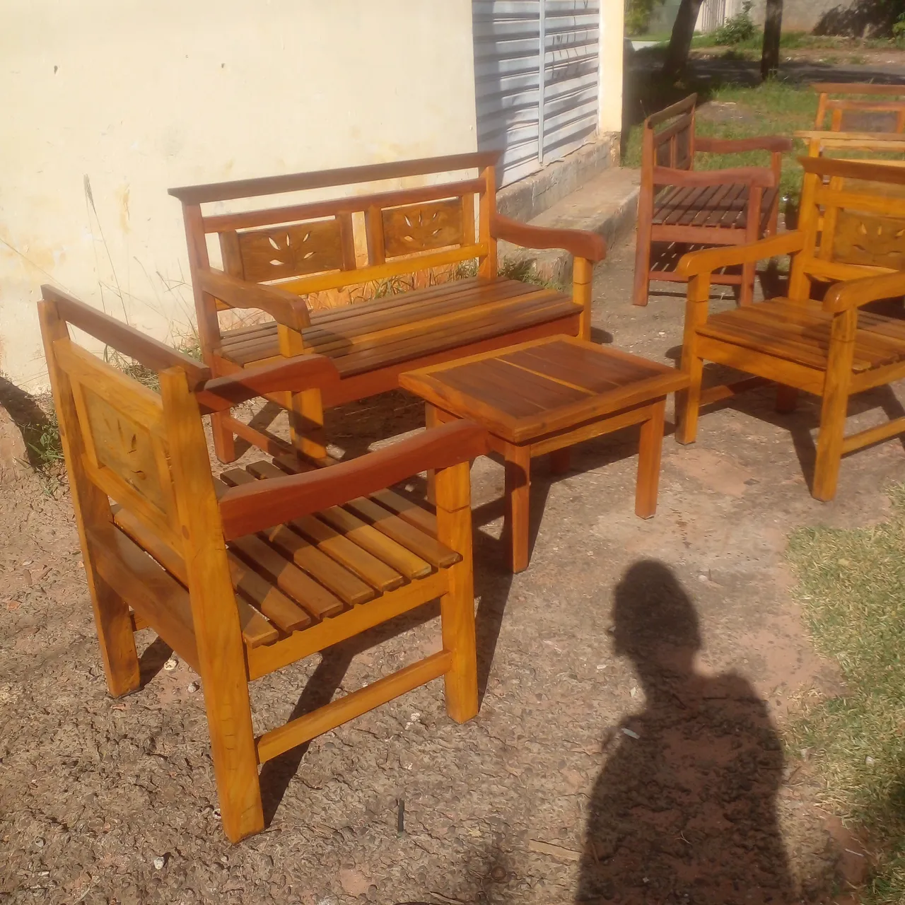 Conjunto de Bancos e Cadeiras de Madeira para Jardim