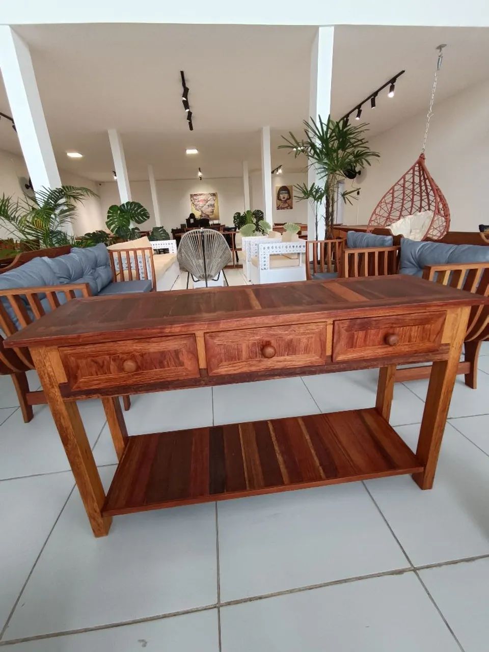 Aparador de madeira maciça  com 3 gavetas