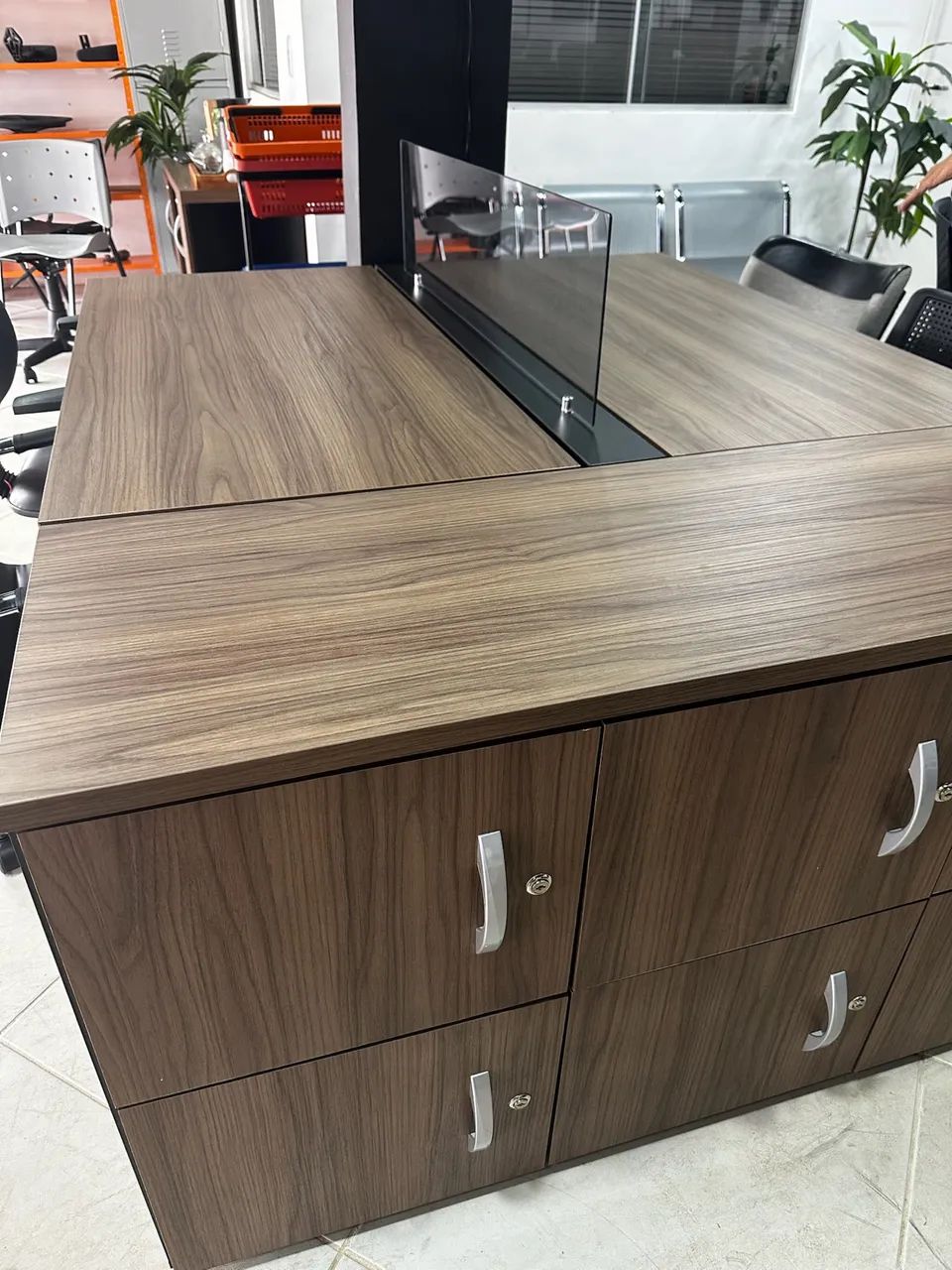 ESTAÇÃO DE TRABALHO 4 lugares NOVA DE FÁBRICA Com armário luxo LOJA IKONMIXOFFICE  - Foto 2