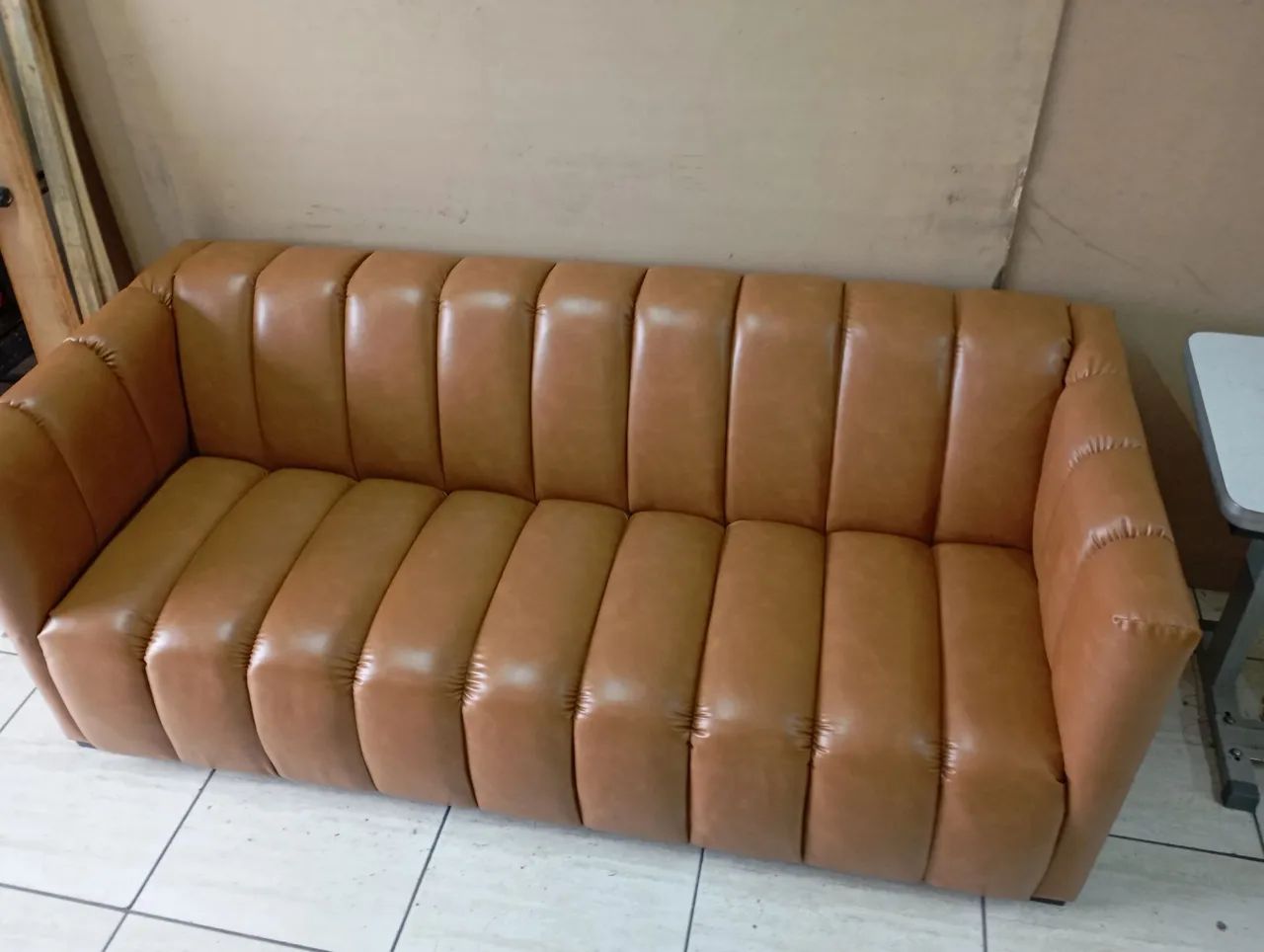 Sofá de Couro Moderno e Elegante veja a descrição completa  - Foto 3