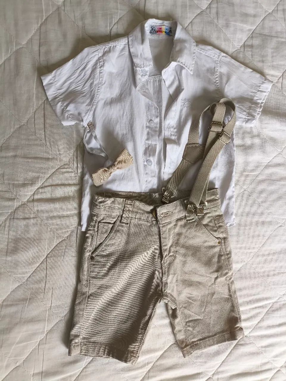 Conjunto social infantil com suspensório e gravata borboleta