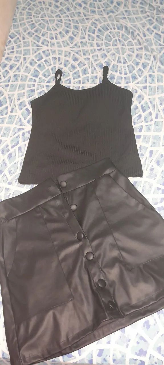 Blusa preta e saia
