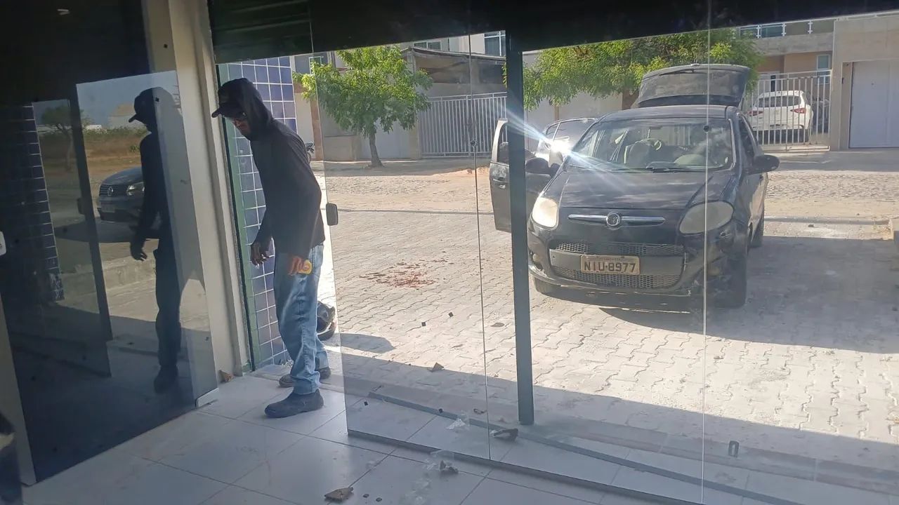 Fachada e Porta de Vidro temperado 8mm ( 3,50 X 2,50) - Linda e Super Nova - Foto 3