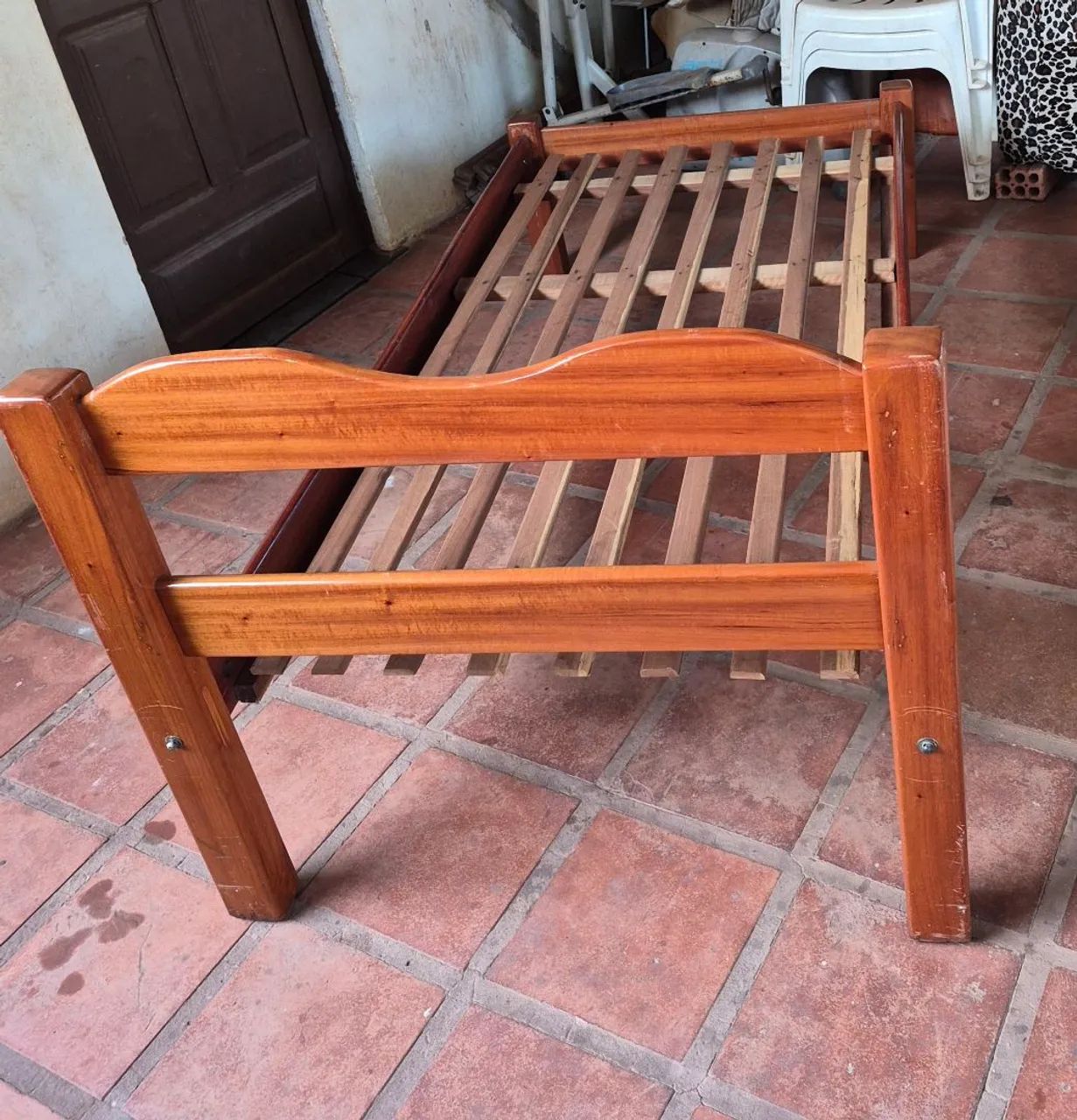 VENDO CAMA DE SOLTEIRO MADEIRA - Foto 2