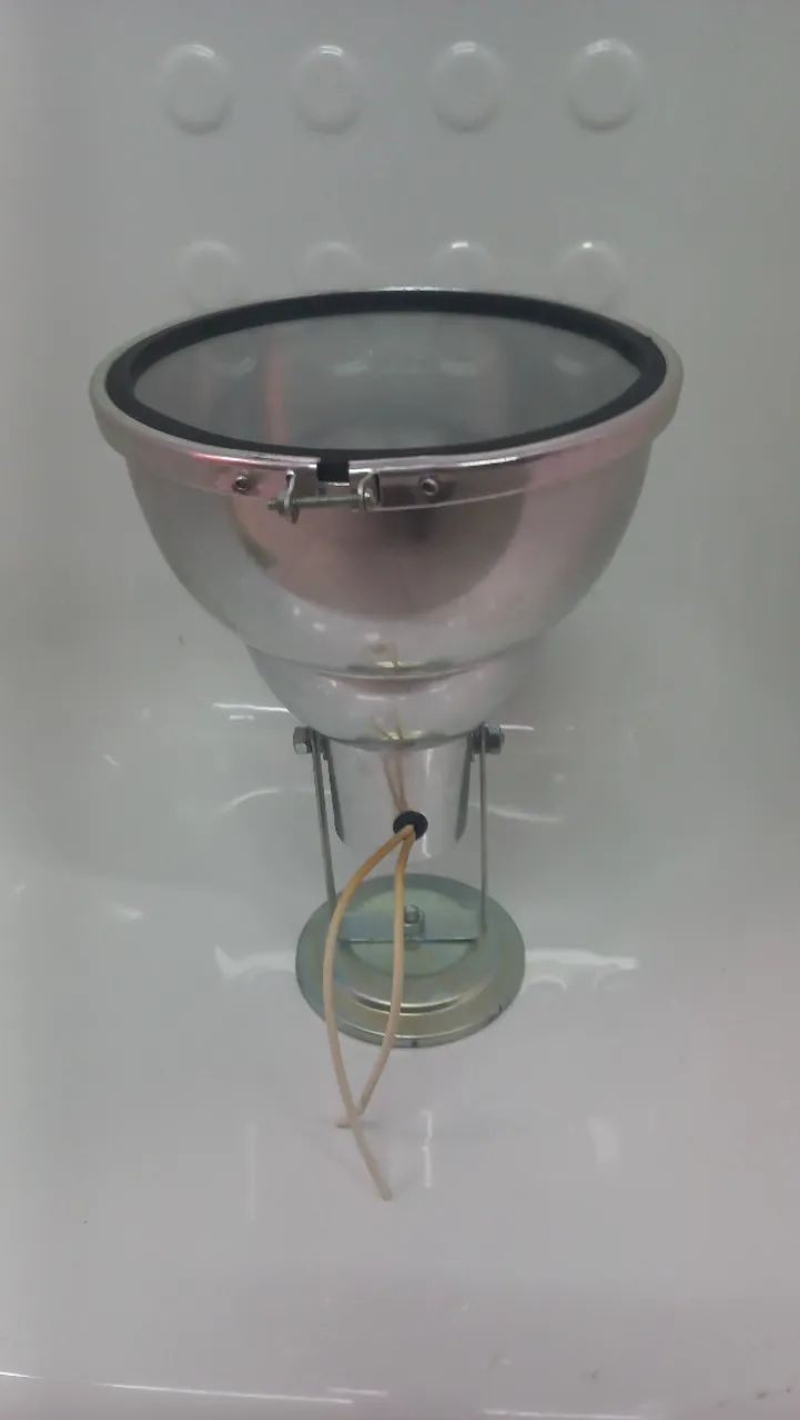 Refletor Redondo de Alumínio com Soquete para uso Externo