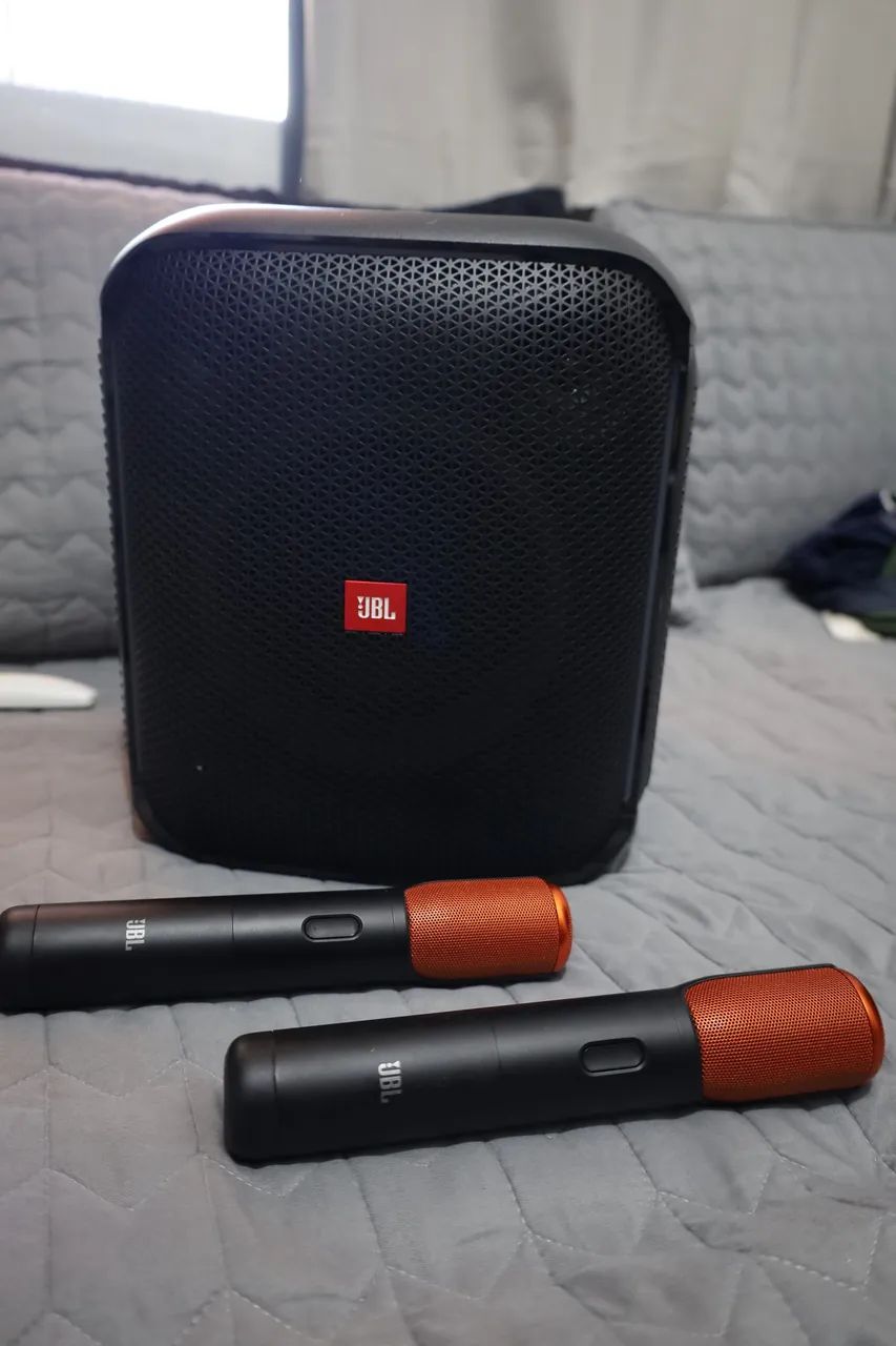 Caixa de Som JBL com 2 Microfones - Potente | Estado de Novo