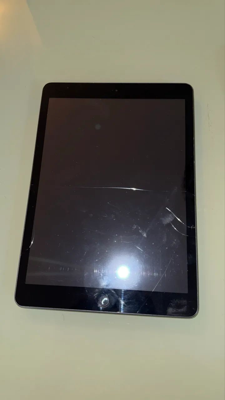 iPad 7 32gb com caixa e carregador e capa teclado original - Foto 3