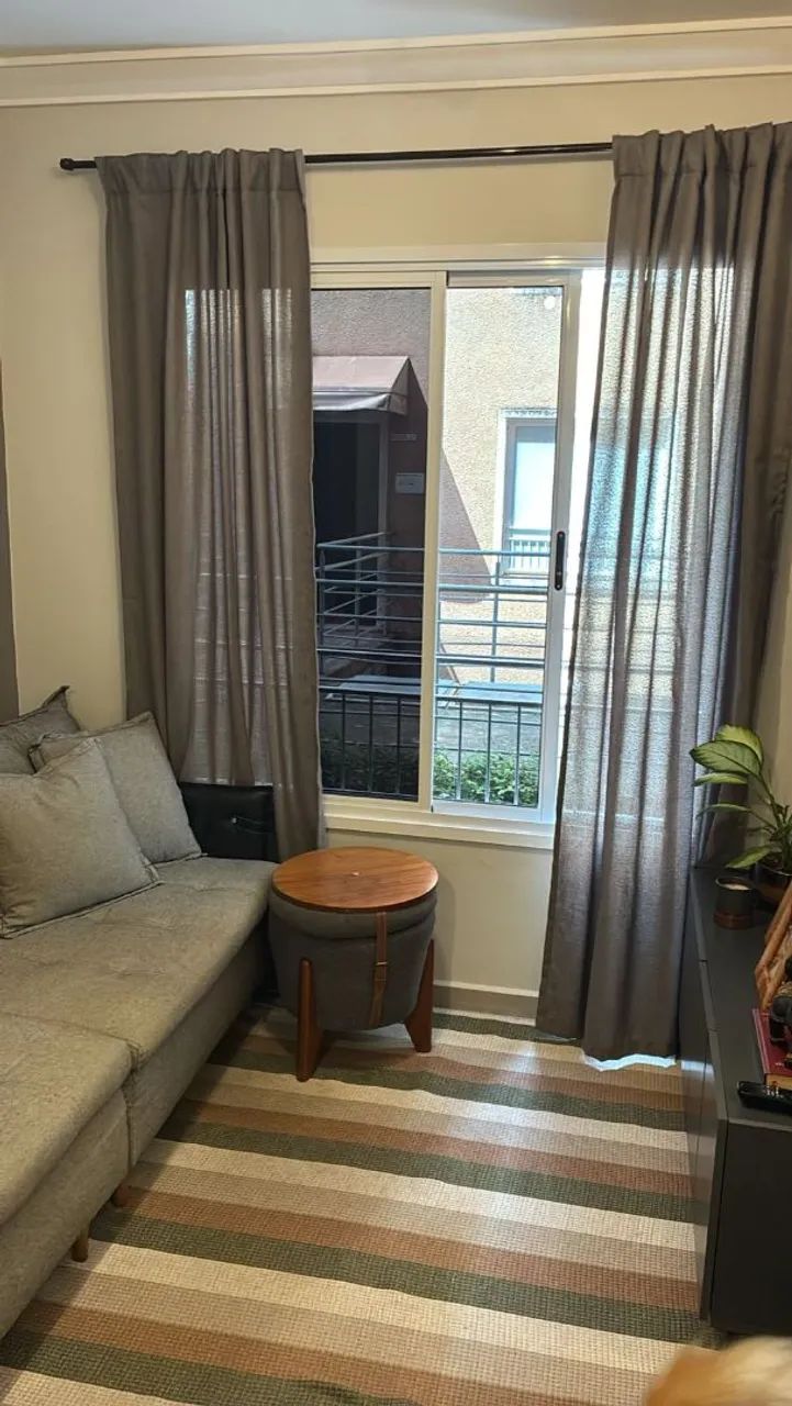 Sofá, mesa com cadeiras, cortina, puff, barzinho e quadro - Foto 4