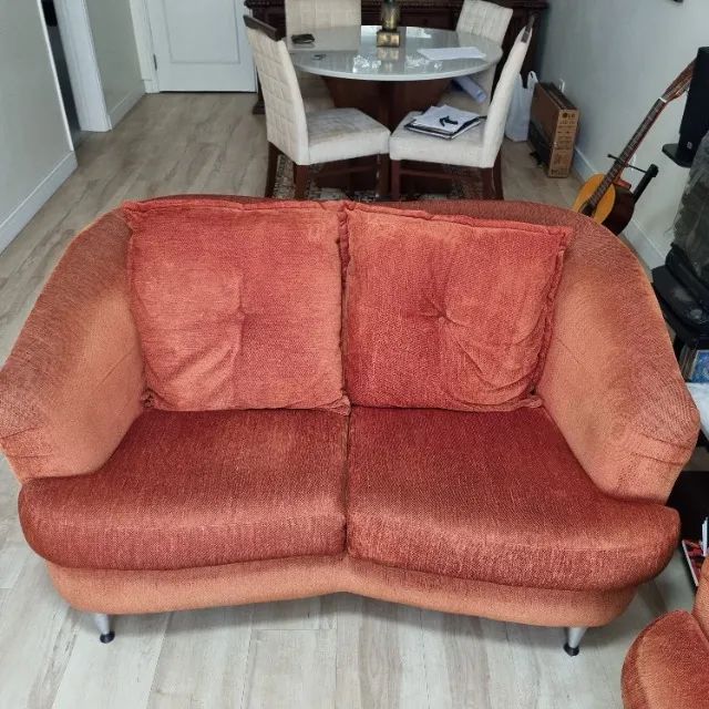 Jogo de sofá 2 e 3 lugares em chenille, moderno e ótimo estado - Foto 3