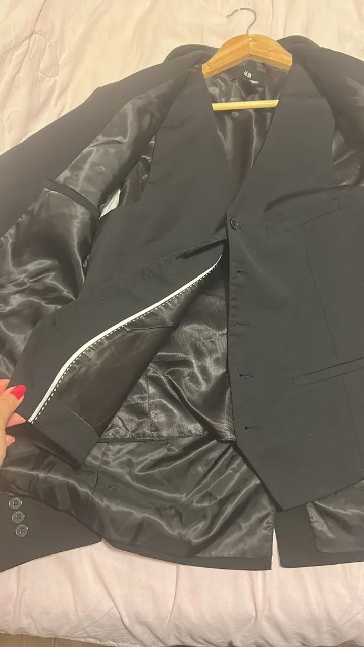 Conjunto de terno, colete e gravata pretos