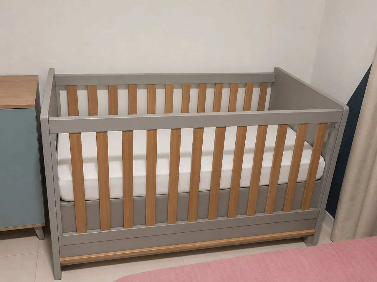 Berço Bebê MDF Cinza com Madeira - Só 2 Meses de Uso + Colchão e Mosquiteiro - Foto 2