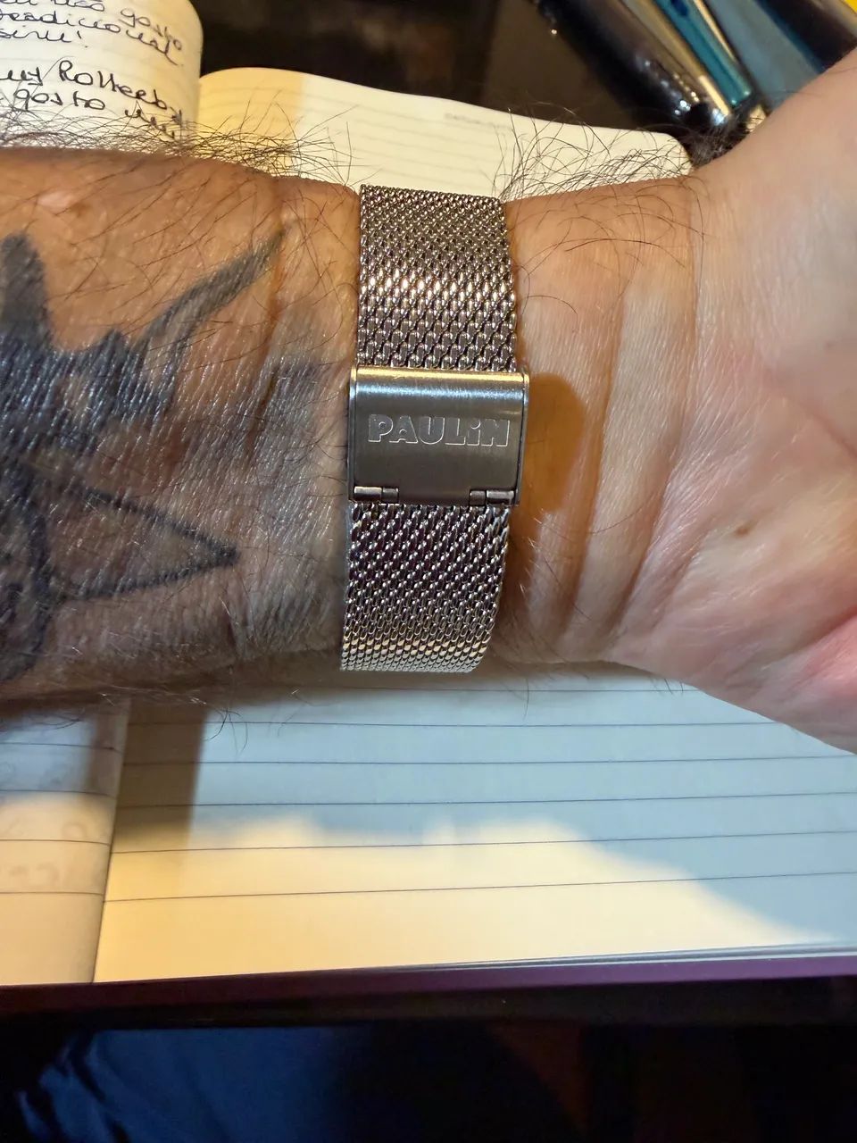 Relógio Automático marca Paulin, fundo vermelho e pulseira de aço prata. - Foto 3