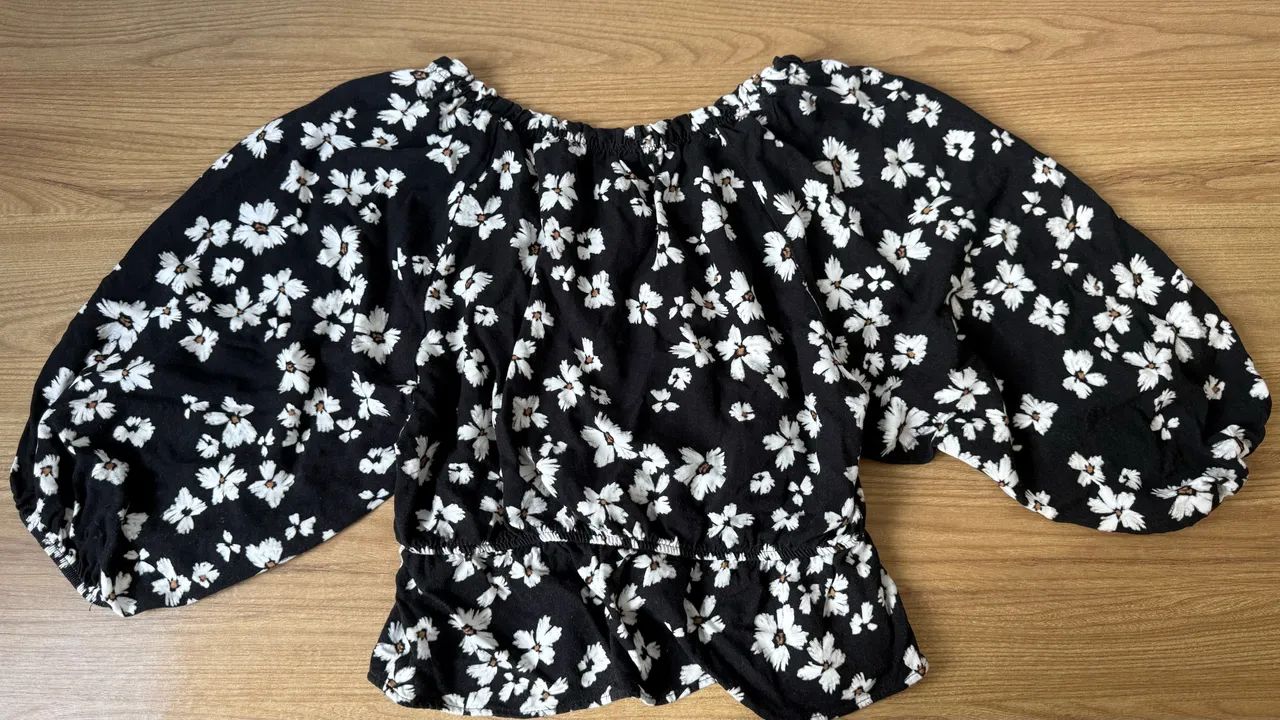 Blusa preta florida  - Foto 2