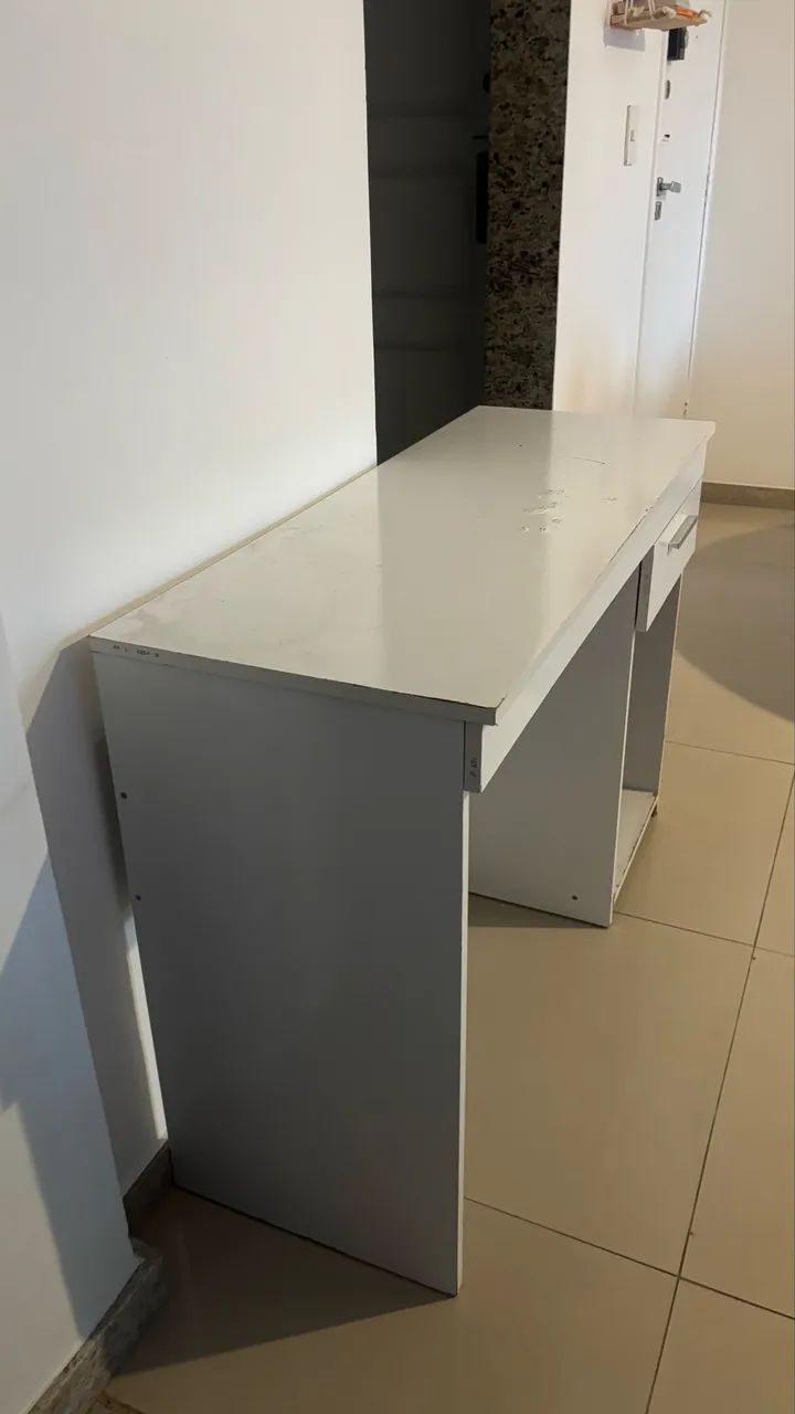 Vendo escrivaninha com gaveta - com marcas de uso - Foto 3