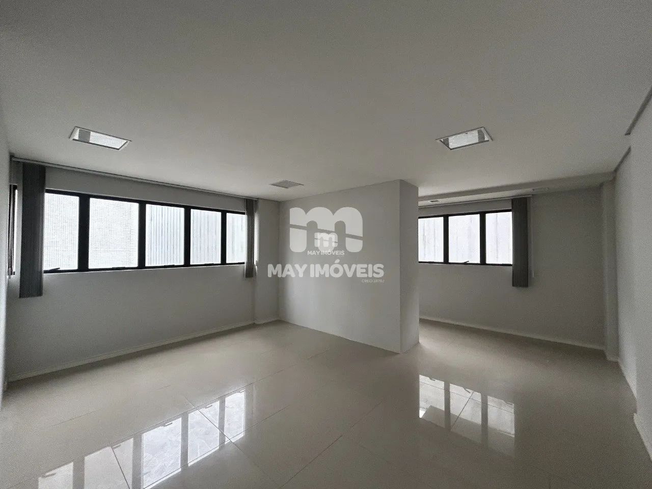 Sala comercial no centro de Itajaí, 40 m², R$390.000,00