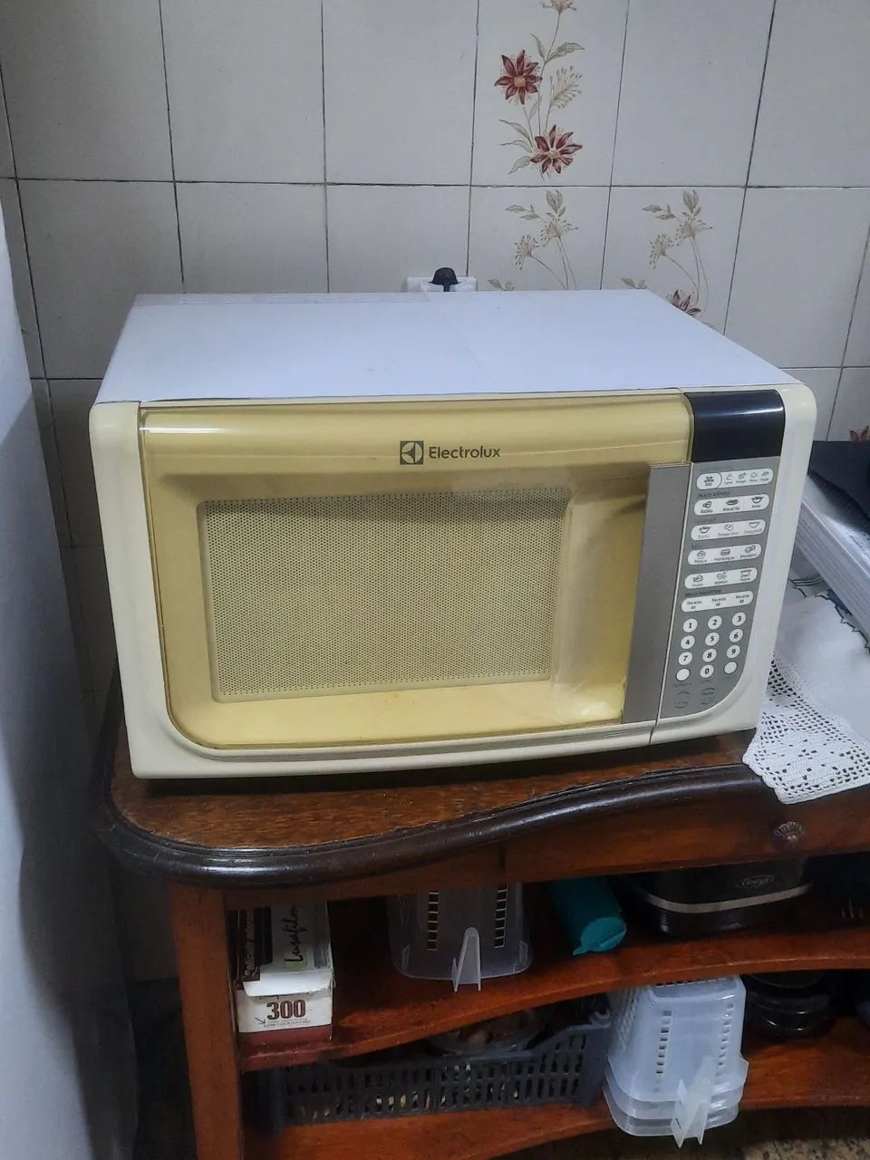 MICRO-ONDAS ELETROLUX 30 LITROS DE CAPACIDADE COR BRANCO FUNCIONANDO PERFEITAMENTE TOP 